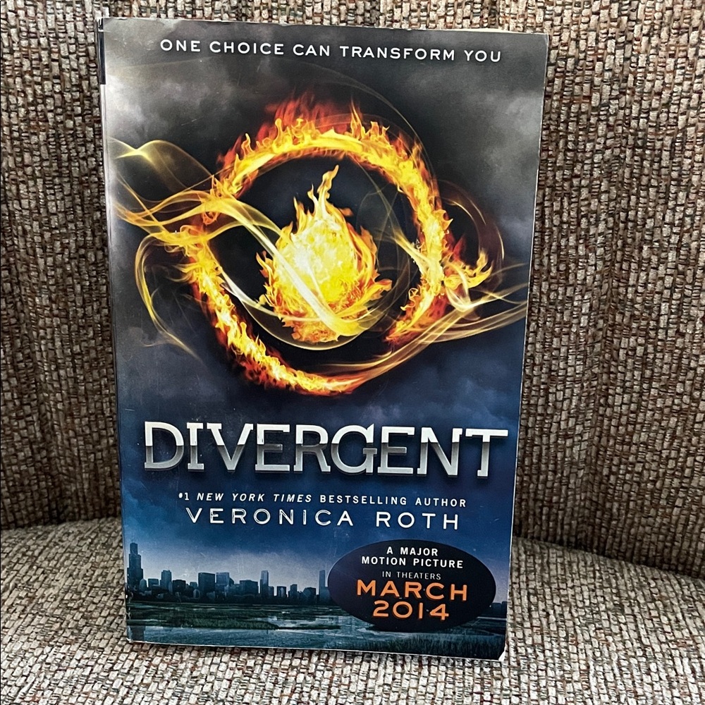 Divergent Book by Veronica Roth
